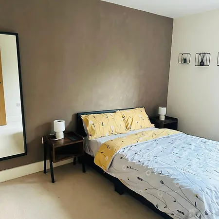 Stunning 2 Bedroom Flat In Apartment *