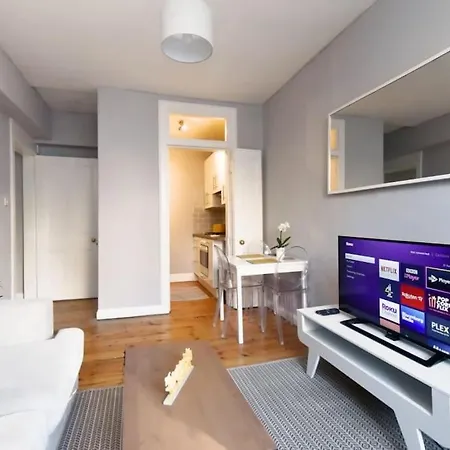 Cosy And Chic, Quiet In Leith Apartment
