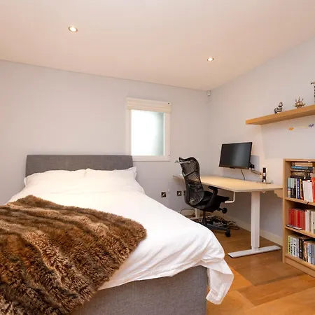 Stylish 3-bedroom 2-storey House With Patio And Balcony Near Princes Street Lejlighed