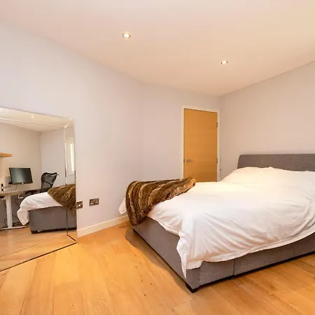 Stylish 3-bedroom 2-storey House With Patio And Balcony Near Princes Street Apartment Edinburgh