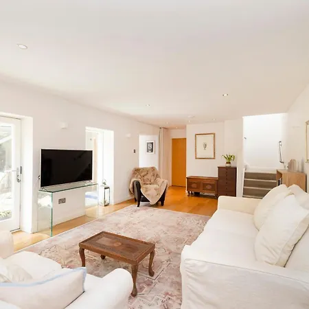 Stylish 3-bedroom 2-storey House With Patio And Balcony Near Princes Street *