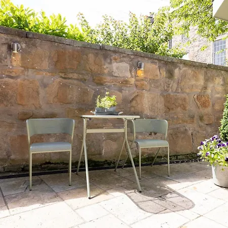 Stylish 3-bedroom 2-storey House With Patio And Balcony Near Princes Street Appartamento