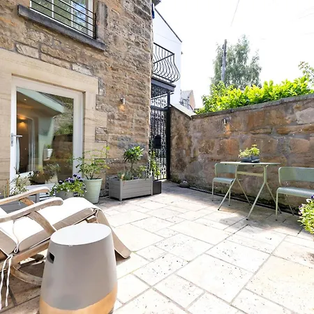 Stylish 3-bedroom 2-storey House With Patio And Balcony Near Princes Street Edinburgh
