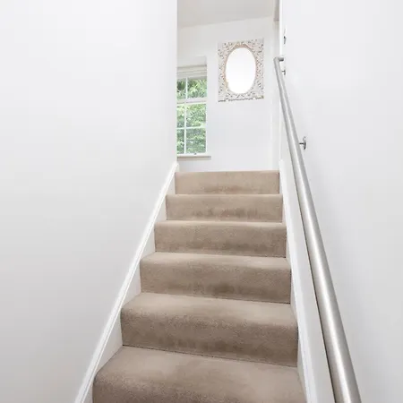 Stylish 3-bedroom 2-storey House With Patio And Balcony Near Princes Street