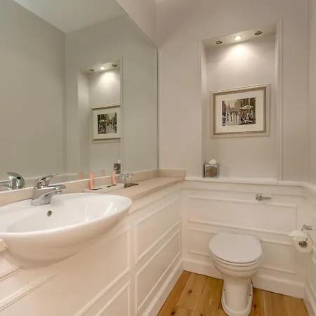 The Gait At Hill Square * Edinburgh