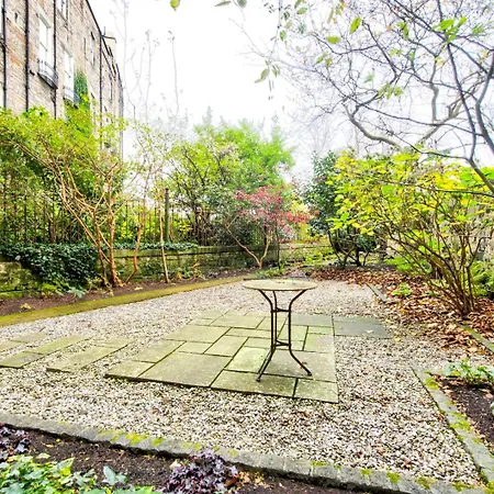 Guestready - Beautiful New Town Studio, With Patio * Edinburgh