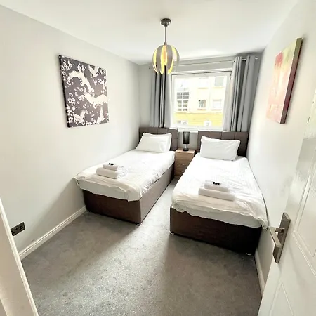 Spacious 4br Centre W/ Free Parking