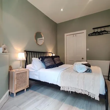 Lovely Modern One Bedroom Flat With Patio Area 爱丁堡