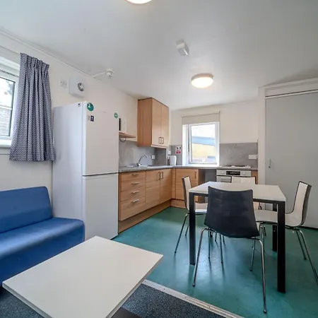 Joivy Affordable 2, 4, 5 And 6 Bed Private Flats, In Historic Old Town (Adults Only) Daire