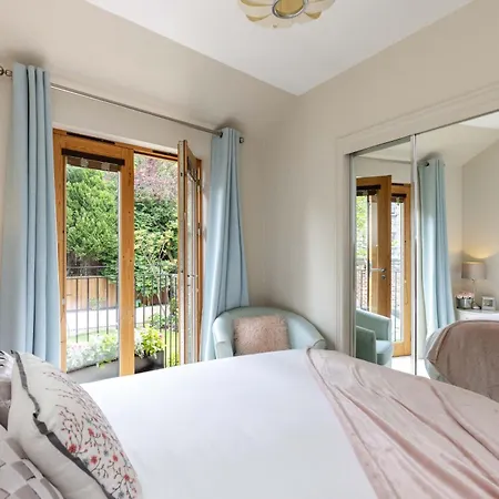 Daire Charming House With Private Garden And Balcony In Centre
