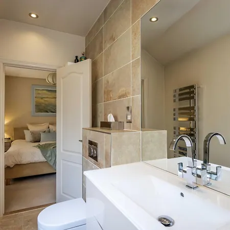 Charming House With Private Garden And Balcony In Centre Edinburgh