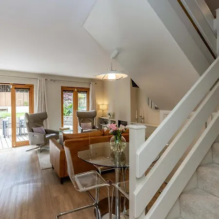 Daire Charming House With Private Garden And Balcony In Centre