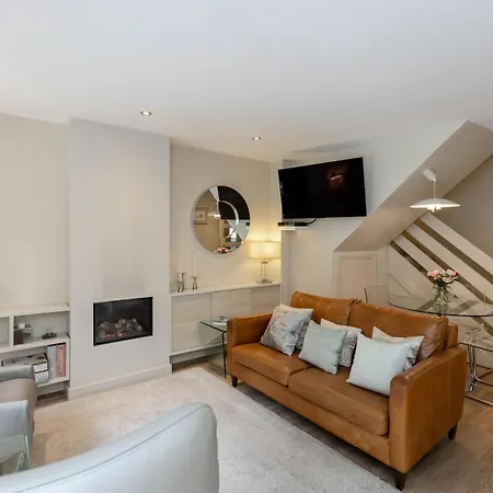 Charming House With Private Garden And Balcony In Centre Edinburgh