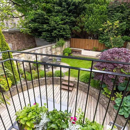Charming House With Private Garden And Balcony In Centre Daire