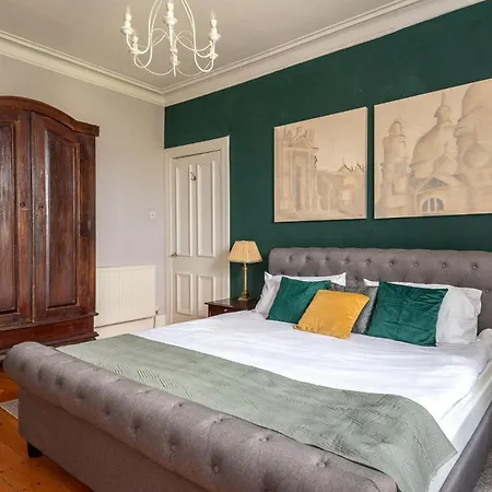 Holiday home Beautiful Victorian Townhouse With Private Garden, Close To The Beach *