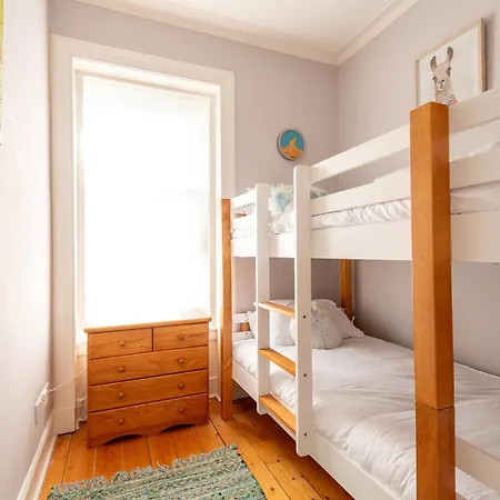 Beautiful Victorian Townhouse With Private Garden, Close To The Beach *