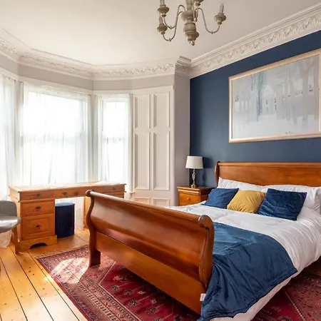 Holiday home Beautiful Victorian Townhouse With Private Garden, Close To The Beach