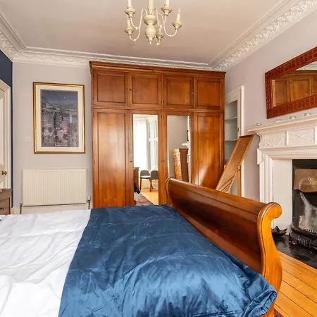 Beautiful Victorian Townhouse With Private Garden, Close To The Beach *