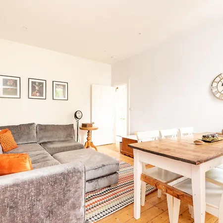 Beautiful Victorian Townhouse With Private Garden, Close To The Beach