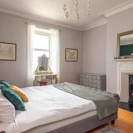 Beautiful Victorian Townhouse With Private Garden, Close To The Beach *