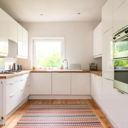 Beautiful Victorian Townhouse With Private Garden, Close To The Beach Holiday home *