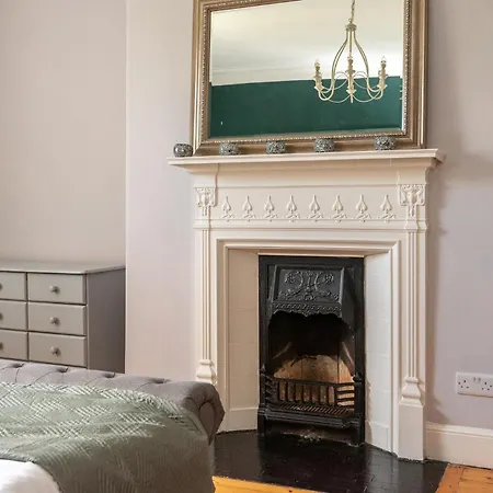 Beautiful Victorian Townhouse With Private Garden, Close To The Beach Holiday home