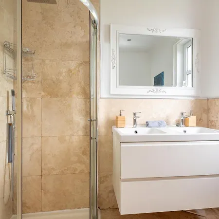 Beautiful Victorian Townhouse With Private Garden, Close To The Beach