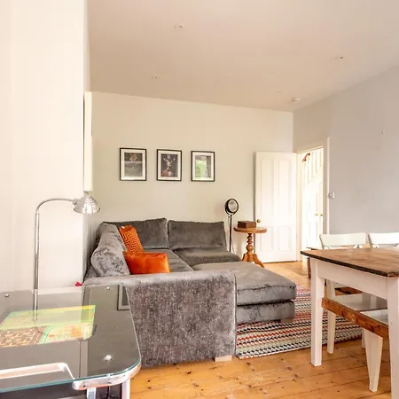 Beautiful Victorian Townhouse With Private Garden, Close To The Beach *