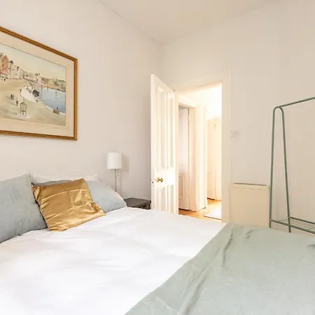 Beautiful Victorian Townhouse With Private Garden, Close To The Beach