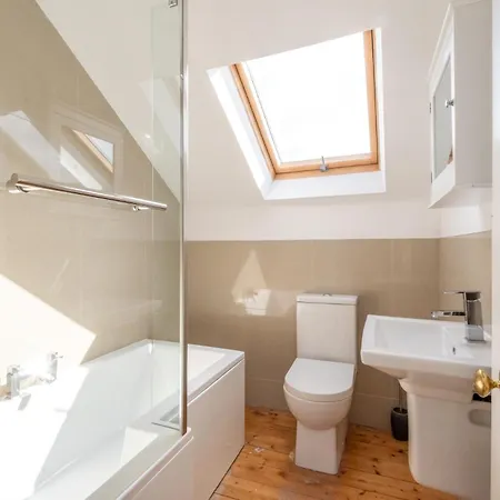 Beautiful Victorian Townhouse With Private Garden, Close To The Beach * Edinburgh