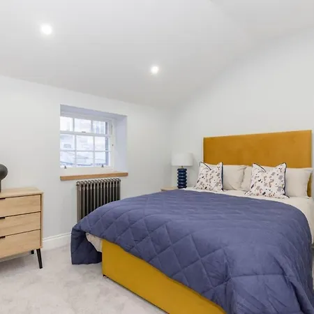 Dragon - Yukina - 2 Bed Centre House With Garden Edinburgh