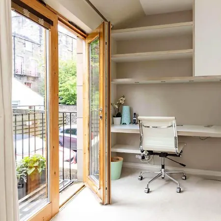 Charming House With Private Garden And Balcony In Centre Edinburgh