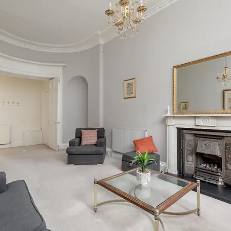 Light And Spacious 2 Bedroom Flat In Heart Of Lägenhet