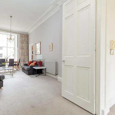 Light And Spacious 2 Bedroom Flat In Heart Of Lägenhet *