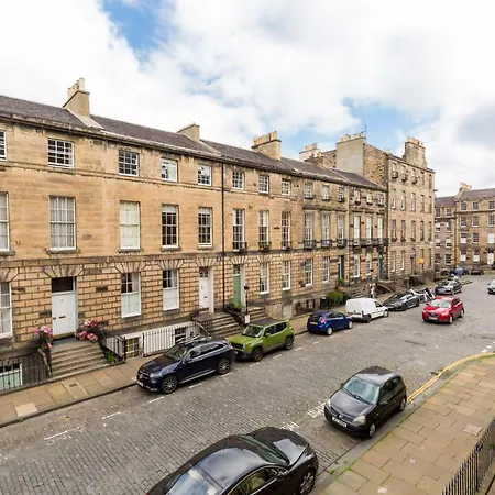 Holiday home Light And Spacious 2 Bedroom Flat In Heart Of *