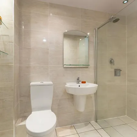 Light And Spacious 2 Bedroom Flat In Heart Of Lägenhet Edinburg