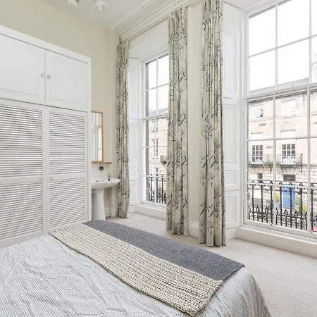 Light And Spacious 2 Bedroom Flat In Heart Of * Edinburgh