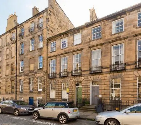 Light And Spacious 2 Bedroom Flat In Heart Of Apartment