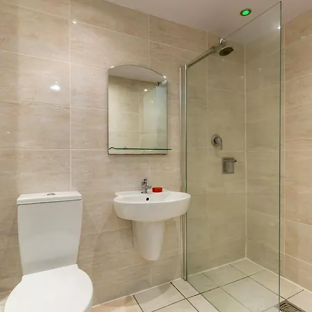 Lägenhet Light And Spacious 2 Bedroom Flat In Heart Of