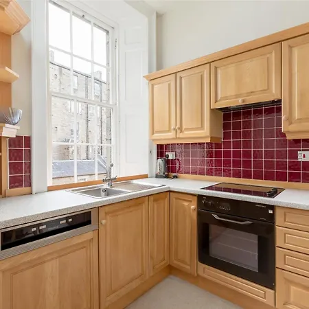 Light And Spacious 2 Bedroom Flat In Heart Of Feriehus Edinburgh