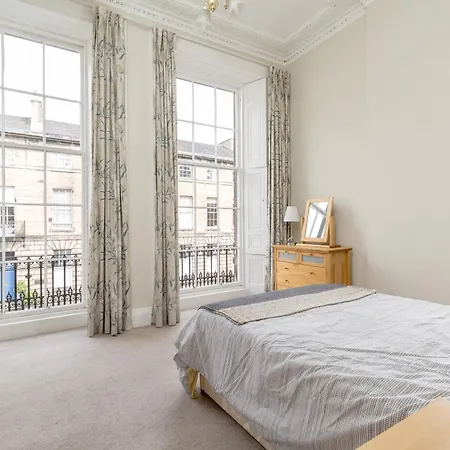 Lägenhet Light And Spacious 2 Bedroom Flat In Heart Of Edinburg