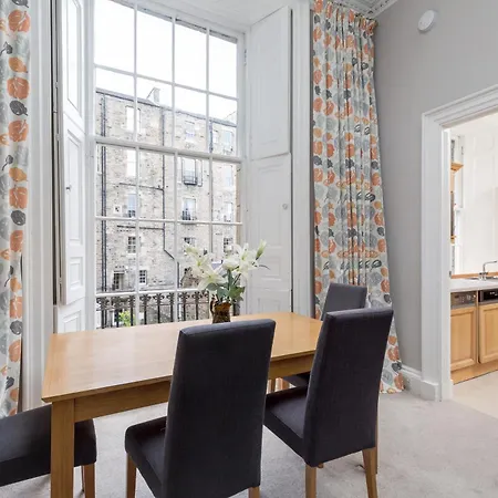 Light And Spacious 2 Bedroom Flat In Heart Of Lägenhet