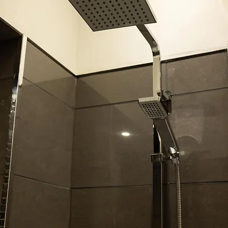 Spacious 2 Bedroom House Near The Meadows *