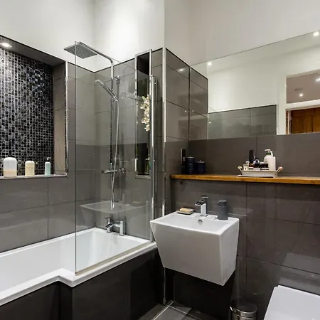 Daire Spacious 2 Bedroom House Near The Meadows