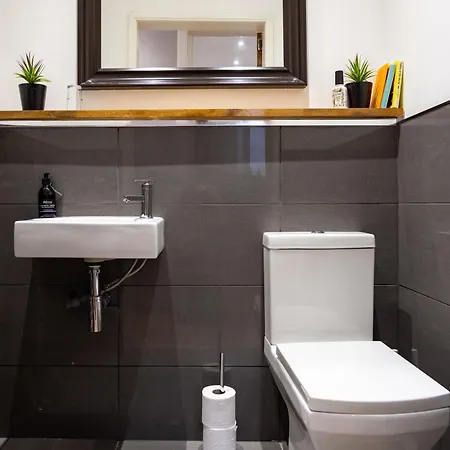 Spacious 2 Bedroom House Near The Meadows Edinburgh