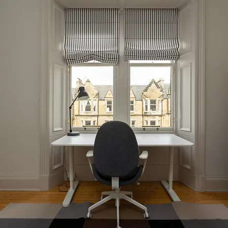 Gorgeous 4 Bed Right Beside The Meadows Appartement *