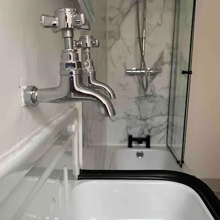 Apartment 16th Century Courtyard On The Royal Mile Edinburgh