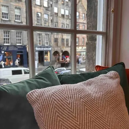 16th Century Courtyard On The Royal Mile Apartment