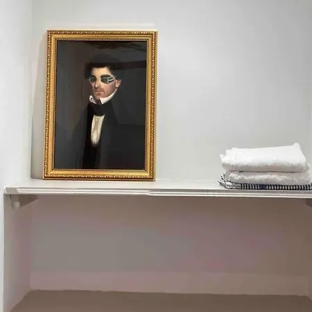 16th Century Courtyard On The Royal Mile *