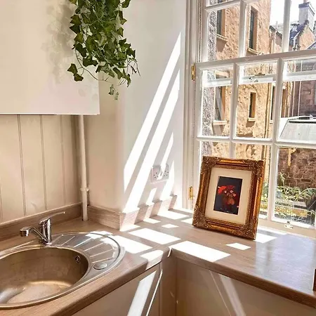 16th Century Courtyard On The Royal Mile *